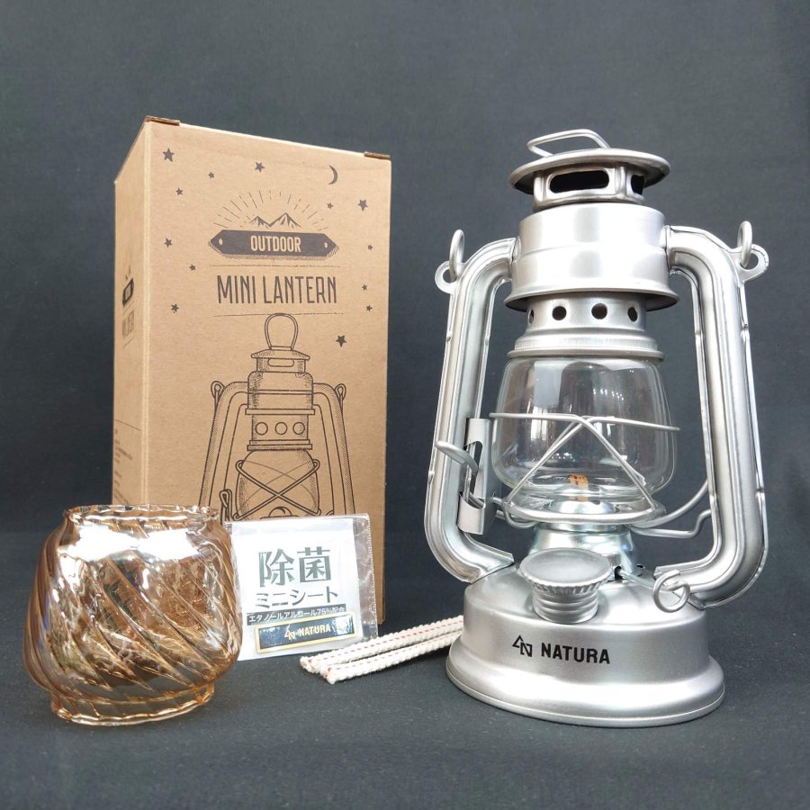 シルバー小型オイルランタン(色付きホヤ・真鍮ネームプレート付き)