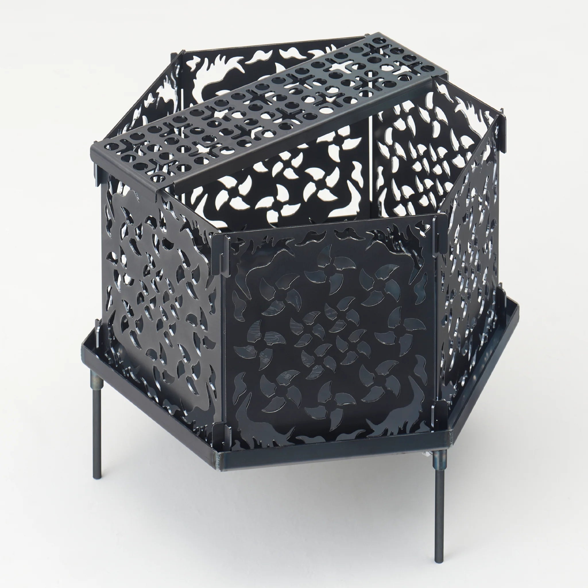 組立式焚火台「Rabat」（ラバト）/【黒皮鉄】専用五徳、収納袋付き 組立式焚火台「Rabat」（ラバト）/【黒皮鉄】 – RobSnow
