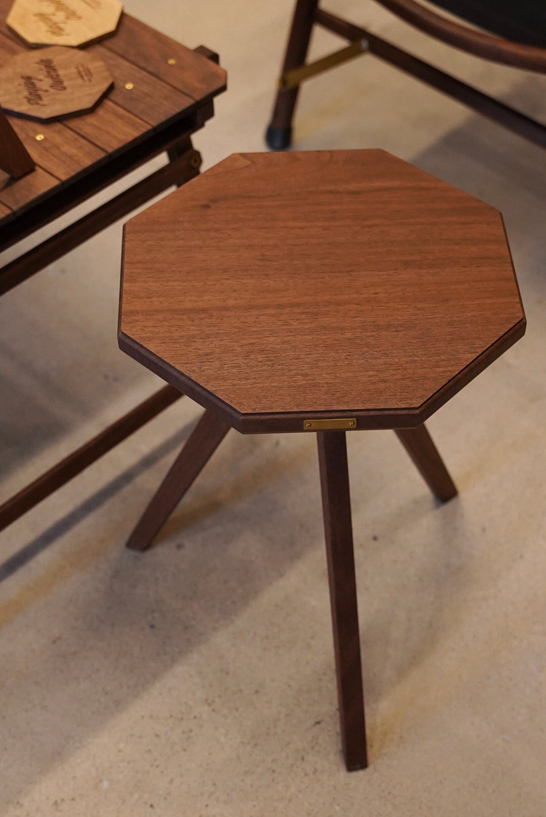 Octagon Solid / Walnut